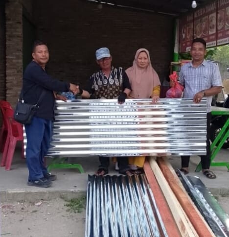 Kabid Pembangunan Perkim LH serahkan bantuan berupa seng, Senin 14/7/2025