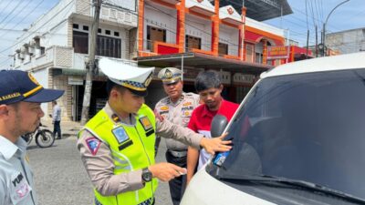 Kanit Regident temperatur stiker himbauan Patuh Toba, Kamis 17/7/2025
