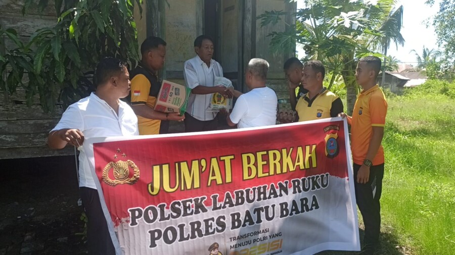 Kanit Reskrim Polsek Labuhan Ruku berikan sembako kepada warga kurang mampu. Jumat 18/7/2025