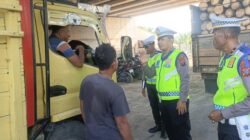 Kanit Gakkum Tertibkan Truk Parkir di Bahu Jalan, Serta Mengimbau Pengemudi untuk Tidak Melanggar Aturan