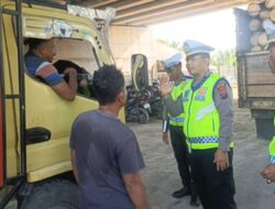 Kanit Gakkum Tertibkan Truk Parkir di Bahu Jalan, Serta Mengimbau Pengemudi untuk Tidak Melanggar Aturan