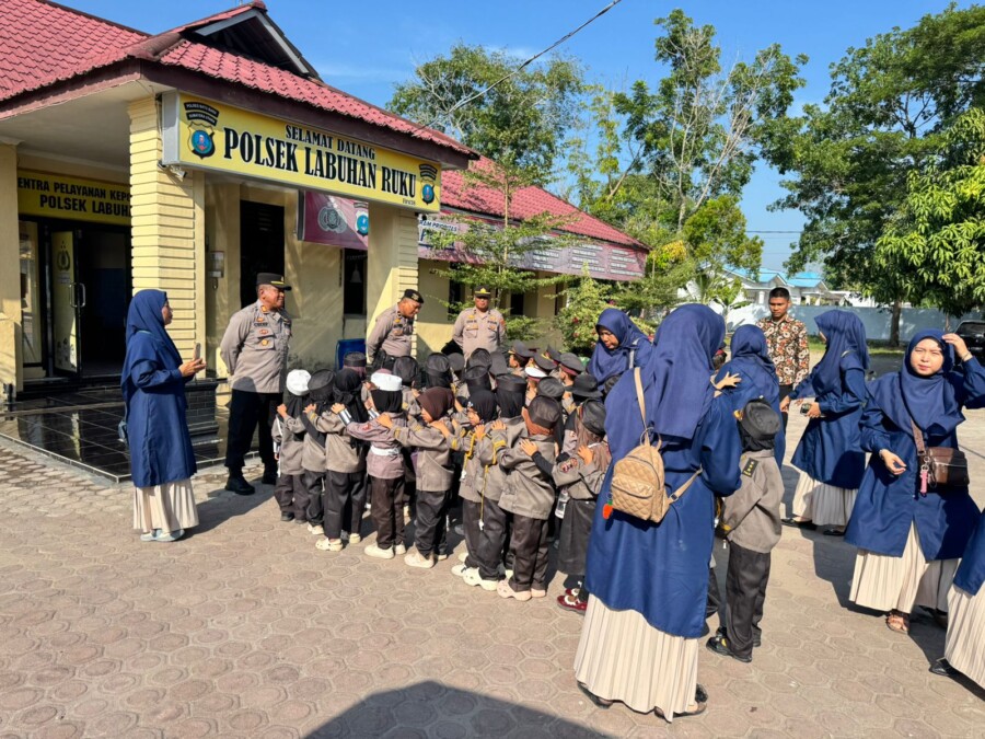 Kapolsek sambut anak-anak TK PKK Suka Maju, Rabu 23/7/2025