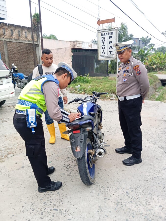 Personil Satlantas KBO Berikan Tindakan Melanggar Lalu Lintas, Kamis 24/7/2025