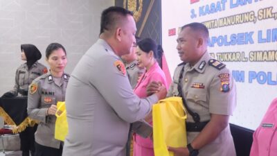 Kapolres Batubara berikan bingkisan AKP Juni Usai Sertijab, Rabu 29/7/2025
