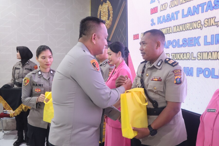 Kapolres Batubara berikan bingkisan AKP Juni Usai Sertijab, Rabu 29/7/2025