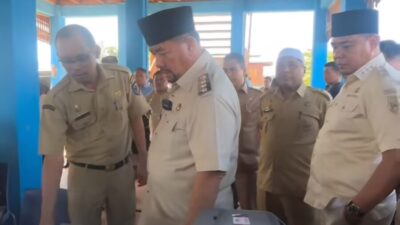 Bupati didampingi Seketaris Bapenda Terus Berlayar Kali ini di Tanjung Tiram, Selasa (8/7/2025)
