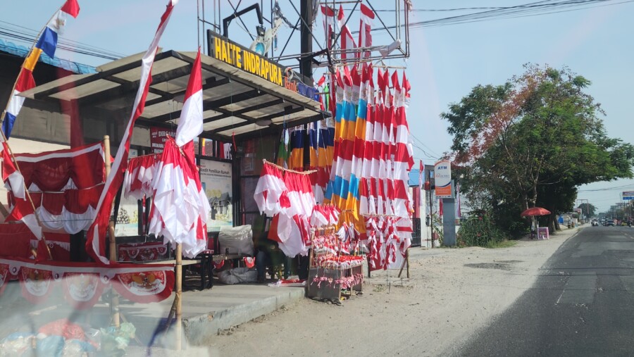 Penjual musiman bendera merah putih ramaikan dipinggir jalinsum,Minggu (3/8/2025)