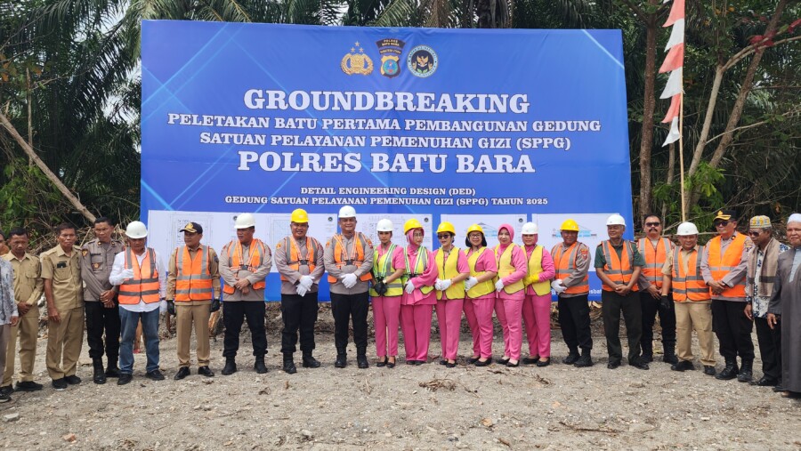 Usai Peletakan Batu pertama bangunan SPPG, Kapolres mengabadikan Poto bersama, Senin (4/8/2025)