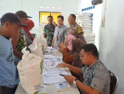 Bhabinkamtibmas Berikan Rasa Aman Saat Pembagian Bulog