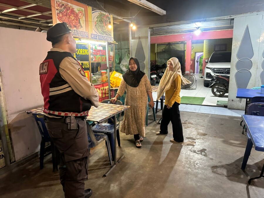 Personil Samapta Cooling System di Warung Warga Sampaikan Pesan Kamtibmas 