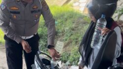 Peduli Sesama, Polisi Sigap Bantu Warga di Jalan
