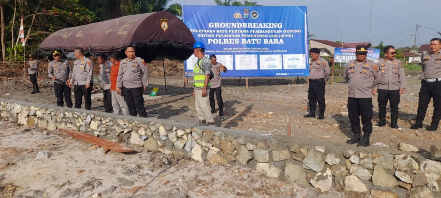 Kapolres didampingi Kapolsek Labuhan Ruku AKP Cecep Suhendra Cek Progres Pembangunan SPPG, Kamis (7/8/2025)