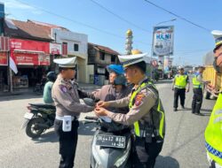Sambut HUT RI Ke-80, Satlantas Bagi Bendera Merah Putih, Kanit Gakkum Ajak Masyarakat Taat Berlalu Lintas