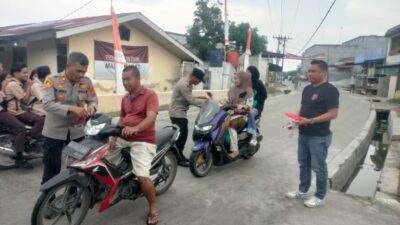 Kapolsek Medang Deras AKP AH Sagala Pasang Bendera Merah Putih