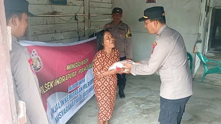 Kapolsek Indrapura Berbagi Kepada Warga