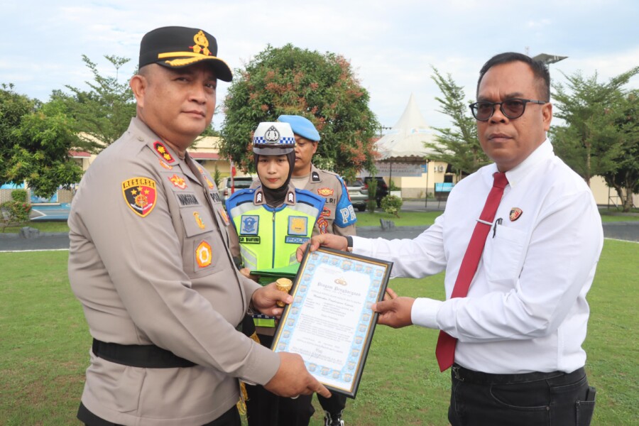 Kasat Narkoba AKP Ramses Panjaitan Terima Reward dari Kapolres Batu Bara berhasil Ungkap Narkotika, Senin (11/7/2025)