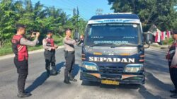 Samapta Patroli R2 dan R4, Serta Bagikan Bendera Merah Putih kepada Masyarakat
