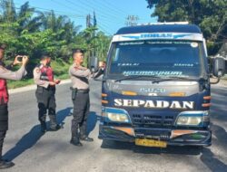 Samapta Patroli R2 dan R4, Serta Bagikan Bendera Merah Putih kepada Masyarakat