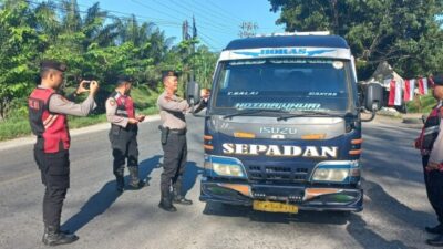 Kasat Samapta Bagikan Bendera Merah Putih, Selasa (12/8/2025)