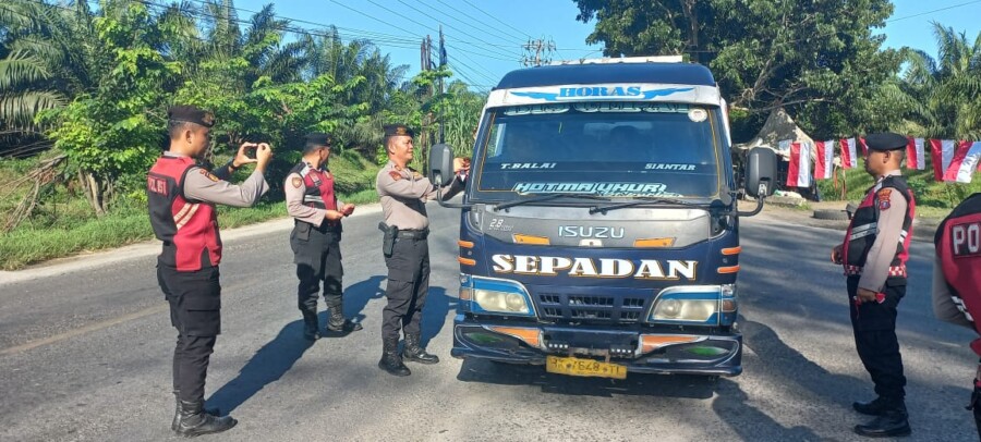 Kasat Samapta Bagikan Bendera Merah Putih, Selasa (12/8/2025)