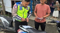 Polisi Berikan Teguran kepada Pengguna Jalan yang Tidak Menggunakan Helm