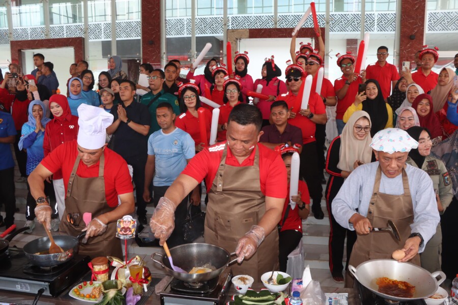 Kapolres Batubara AKBP Doly Nelson H.H Nainggolan SH M.H memasak nasi goreng menyambut HUt RI Ke-80, Kamis (14/8/2025)