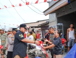 Tanamkan Semangat Nasionalisme, Bupati dan Wabup Batu Bara Bagikan Bendera Merah Putih