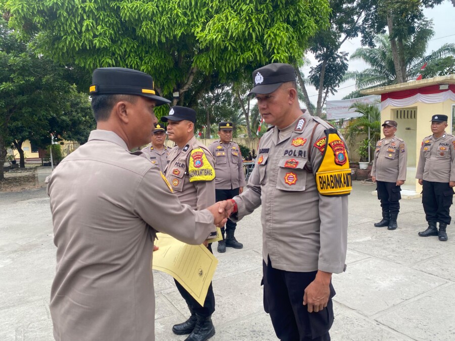 Lima Personil Polsek Indrapura Terima Penghargaan dari Kapolsek AKP Reynold Silalahi, Selasa (19/8/2025)