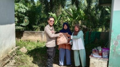Ipda Roby Salurkan Bantuan kepada warga, Jumat (21/8/2025)