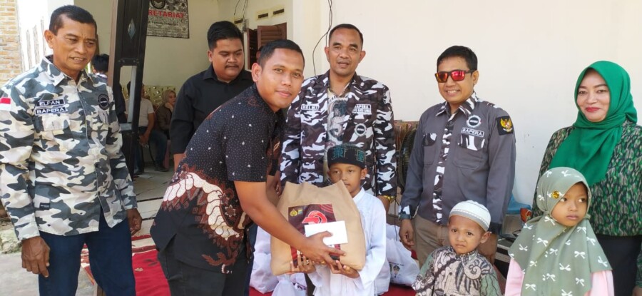 Kasat Reskrim Polres Batubara AKP Triboy Alvin Siahaan salurkan bantuan Kapolres Batubara, Jumat (22/8/2025)