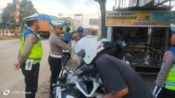 Kanit Regident Ipda Arcen Berikan Tindakan kepada Pelanggar Lalu, Lintas, Rabu (27/8_2025)