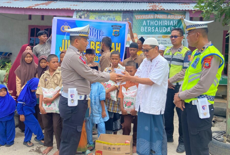 Melalui Kanit Gakkum Kasatlantas Berikan Bantuan Kepada Warga Panti Asuhan, Jumat (29/8/2025)
