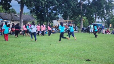 Pertandingan Persahabatan Kasti Antar Ibu-Ibu, Suasana Penuh Semangat dan Kekeluargaan
