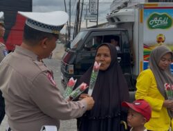 Rangkaian HUT ke-70, Satlantas Polres Batu Bara Bagikan Buket Bunga kepada Pengguna Jalan