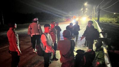 Terlihat Kapolsek AKP Salomo Sagala bersama Kanit Reskrim Ipda Wira Hidayat serat sejumlah personil. Jumat (4/9/2025)