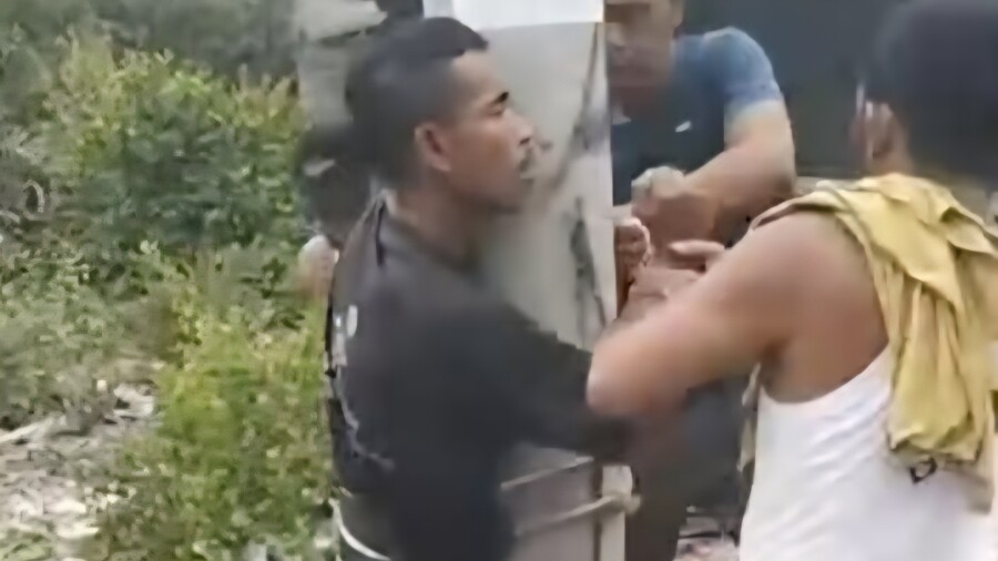 Pelaku diikat ditiang PLN saat diamuk warga, Rabu (10/9/2025)