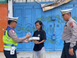 Satlantas Peduli dengan ODGJ, Berikan Nasi Kotak untuk Makan Siang
