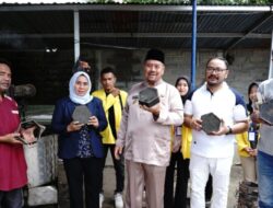 Inovasi Ramah Lingkungan, Bupati Tinjau Pembuatan Paving Block dari Sampah Plastik di Desa Mangkai Baru
