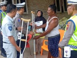 Kasatlantas Prihatin, Kanit Gakkum Serahkan Bantuan untuk Korban Laka