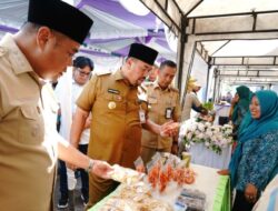 Bupati dan Wabup Batu Bara Serahkan Puluhan Seragam Sekolah