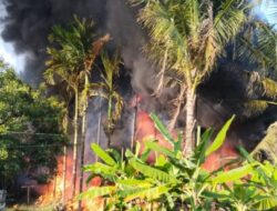 Gudang Butut Terbakar, Asap Hitam Membumbung Tinggi ke Langit