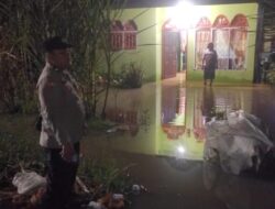 Bhabinkamtibmas Polsek Lima Puluh Cek Lokasi Banjir di Kediaman Warga