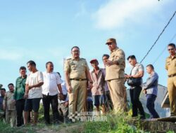 Tinjau Lokasi Tanah Longsor di Kecamatan Lima Puluh, Bupati Segera Membantu