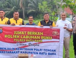 Jumat Berkah, Kapolsek Labuhan Ruku Berikan Paket Sembako Kepada Kaum Dhuafa