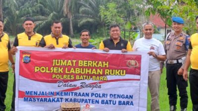 Jumat Berkah, Kapolsek Labuhan Ruku Berikan Paket Sembako Kepada Kaum Dhuafa