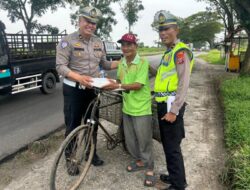 Jumat Berkah, KBO Lantas Berbagi Makan Siang Kepada Pekerja Jalanan