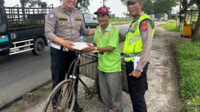 Jumat Berkah, KBO Lantas Berbagi Makan Siang Kepada Pekerja Jalanan
