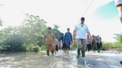 Ingin Melihat Warganya Terdampak Banjir Bupati dan Wabup Turun Langsung ke Lokasi Banjir di Medang Deras
