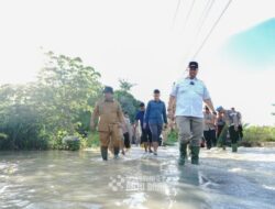 Ingin Melihat Warganya Terdampak Banjir Bupati dan Wabup Turun Langsung ke Lokasi Banjir di Medang Deras