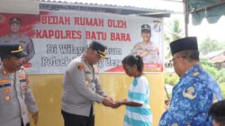 Rumah Br. Aritonang Direnovasi, Kapolres Serahkan Kunci Rumah